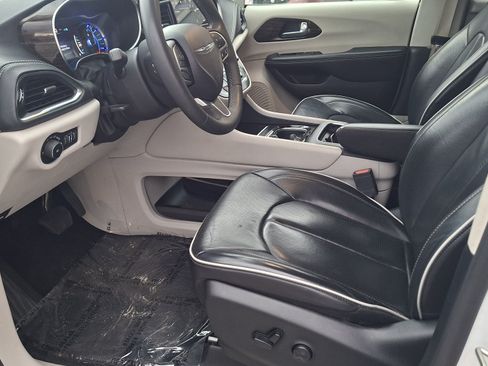 Used 2023 Chrysler Pacifica Limited FWD image 9