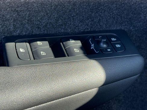 Certified 2025 Volvo XC40 B5 Core image 24