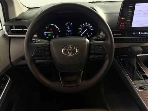 Used 2023 Toyota Sienna LE FWD image 21