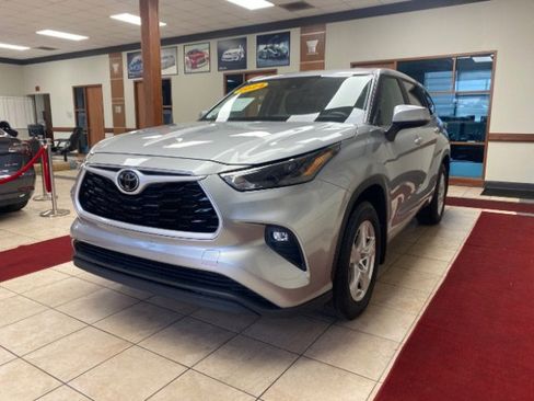 Used 2024 Toyota Highlander LE image 1