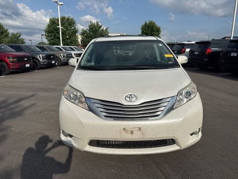 Used 2013 Toyota Sienna Limited w/ Premium Pkg FWD image 2