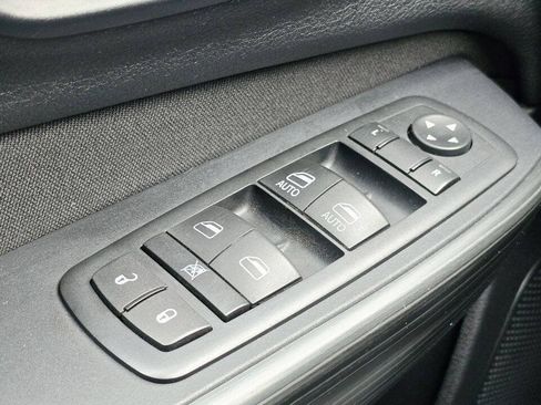 Used 2016 Jeep Cherokee Latitude w/ Comfort & Convenience Group AWD/4WD image 19