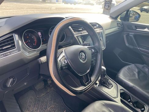 Used 2020 Volkswagen Tiguan SE w/ Panoramic Sunroof Package image 17