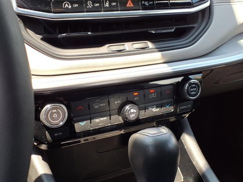 Used 2025 Jeep Compass Limited AWD/4WD image 9