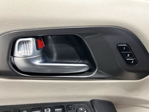 Used 2023 Chrysler Pacifica Touring-L FWD image 16