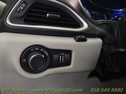 Used 2017 Chrysler Pacifica Touring FWD image 25