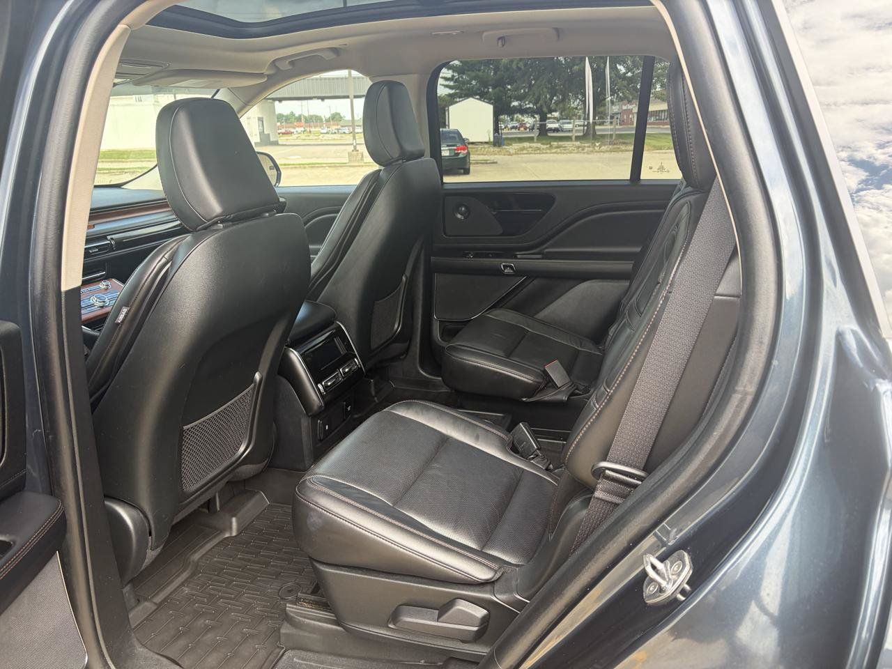 Used 2023 Lincoln Aviator Reserve w/ Class IV Trailer Tow Package AWD/4WD image 8