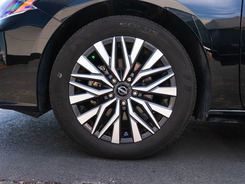 Used 2025 Nissan Altima 2.5 SV FWD image 11