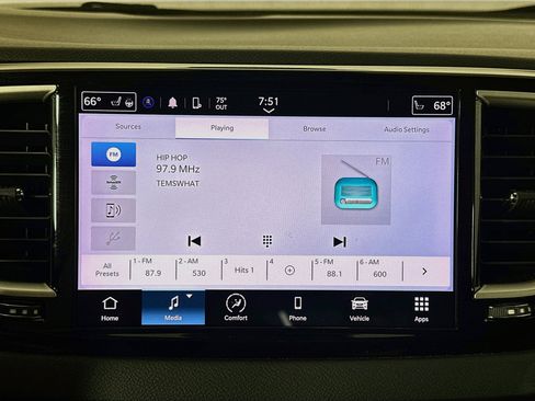 Used 2024 Chrysler Pacifica Touring-L FWD image 21