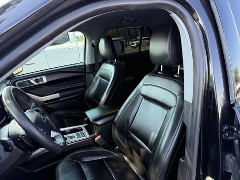 Used 2021 Ford Explorer XLT w/ Equipment Group 202A RWD image 12