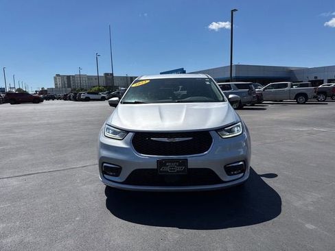Used 2023 Chrysler Pacifica Touring-L AWD/4WD image 8
