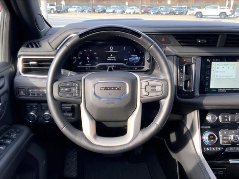 Used 2024 GMC Yukon XL Denali w/ Advanced Technology Package image 5