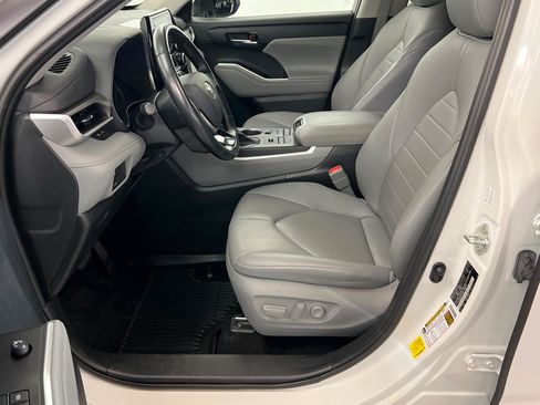 Used 2021 Toyota Highlander XLE AWD/4WD image 18