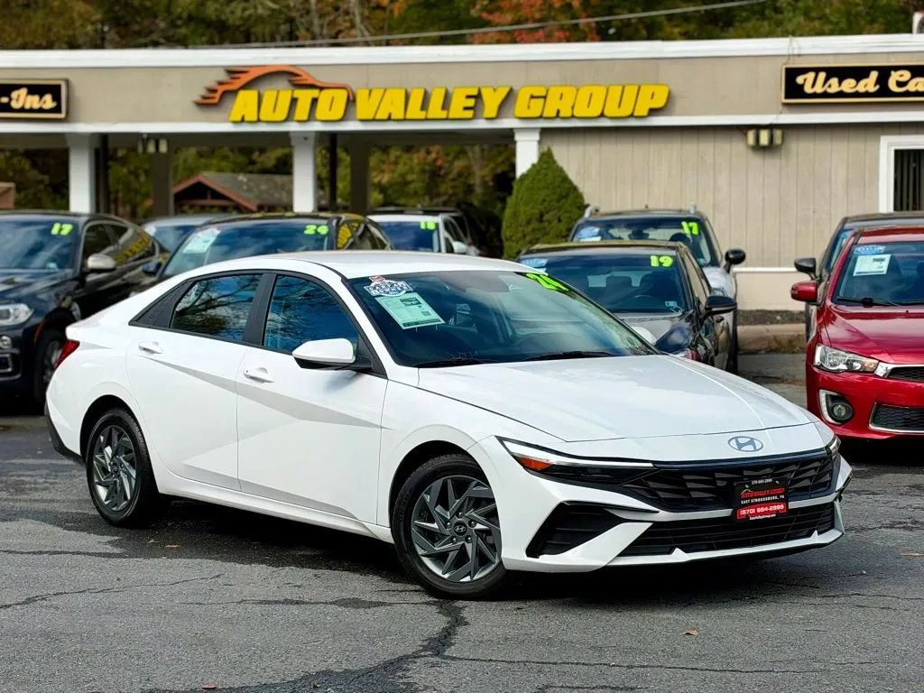Used 2024 Hyundai Elantra SEL FWD image 1