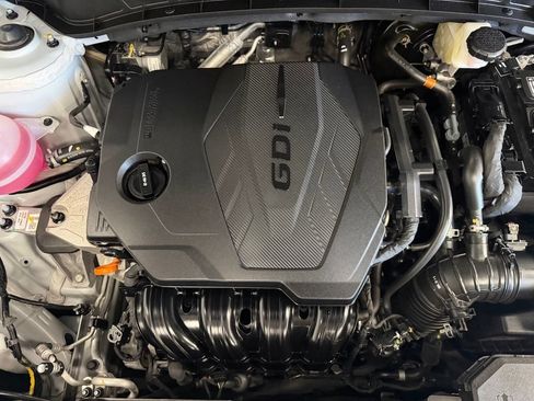 Certified 2025 Hyundai Tucson Limited AWD/4WD image 9