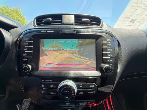 Used 2015 Kia Soul + w/ Audio Package FWD image 11
