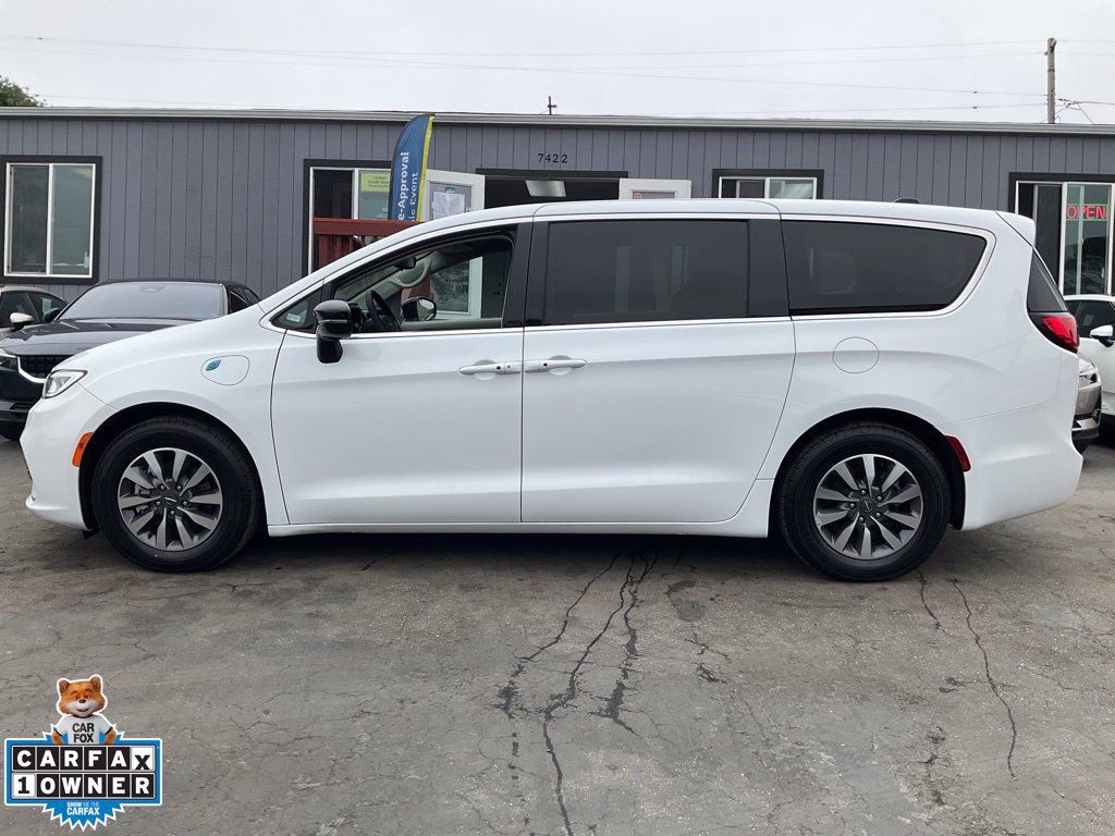 Used 2024 Chrysler Pacifica Limited FWD image 5