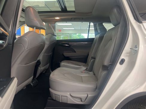 Used 2021 Toyota Highlander Platinum AWD/4WD image 17