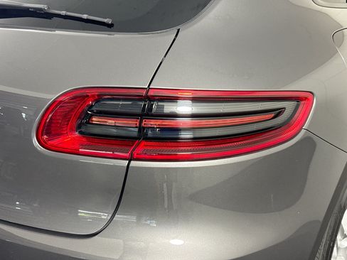 Used 2018 Porsche Macan AWD/4WD image 33