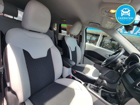 Used 2019 Jeep Compass Latitude w/ Cold Weather Group AWD/4WD image 12