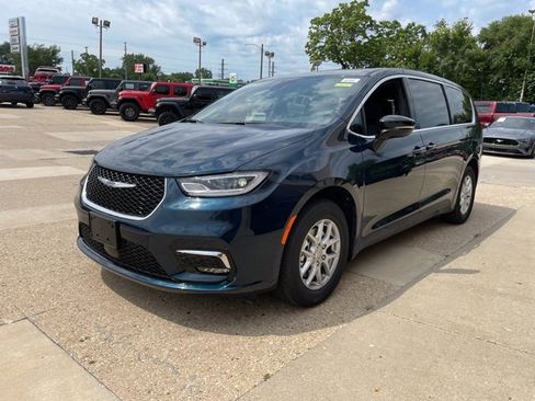 New 2025 Chrysler Pacifica Select image 2