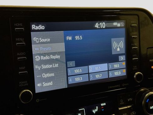 Used 2021 Toyota Highlander XLE image 18