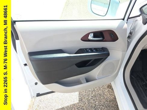 Used 2020 Chrysler Pacifica Limited FWD image 14