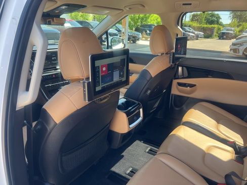 Used 2022 Kia Carnival EX FWD image 9