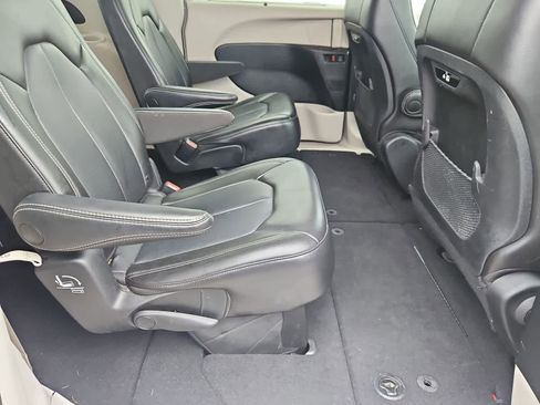 Used 2023 Chrysler Pacifica Touring-L FWD image 20
