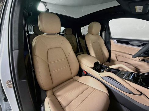 Certified 2025 Porsche Cayenne Turbo AWD/4WD image 27