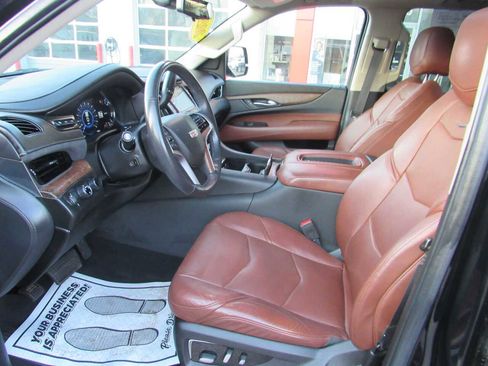 Used 2020 Cadillac Escalade Luxury w/ LPO, Radiant Package image 17