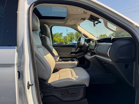 Used 2025 Ford Expedition Active AWD/4WD image 13