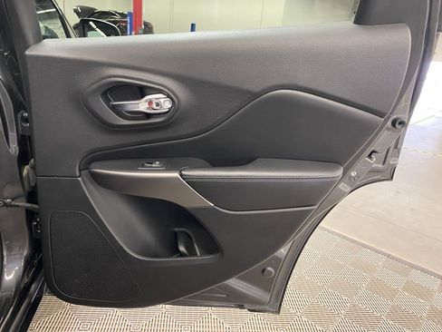 Used 2019 Jeep Cherokee Latitude Plus w/ Cold Weather Group image 11