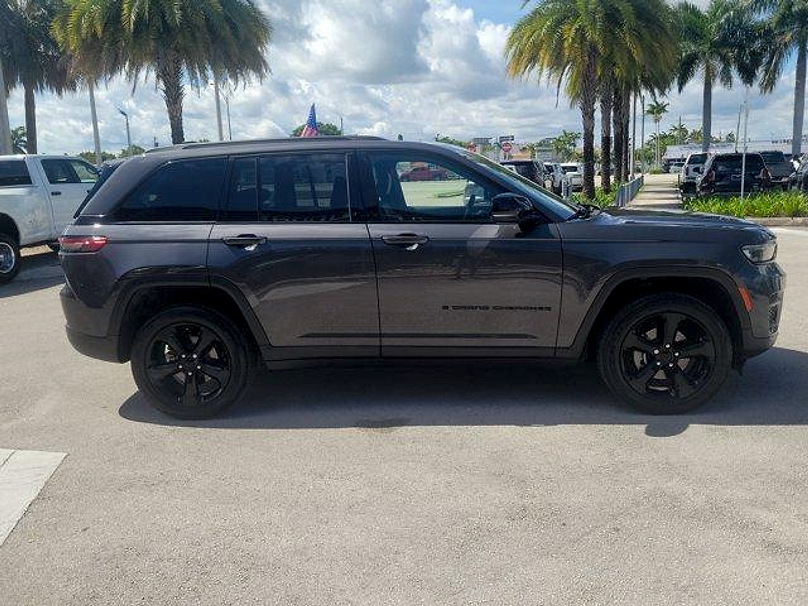Used 2023 Jeep Grand Cherokee Altitude RWD image 4