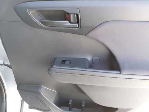 Used 2024 Toyota Highlander LE image 21