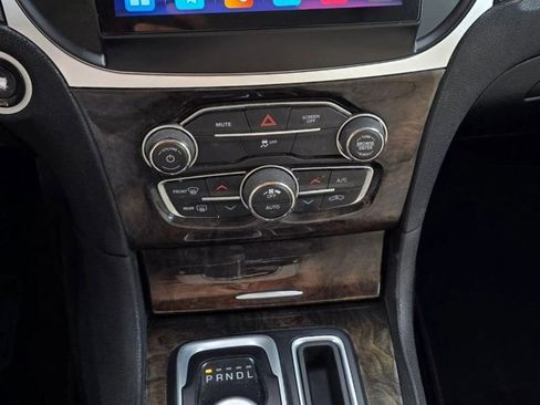 Used 2017 Chrysler 300 C RWD image 18