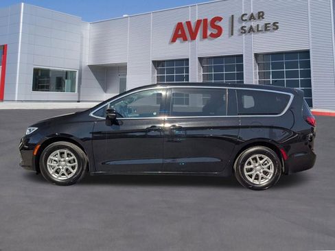 Used 2025 Chrysler Pacifica Select image 2