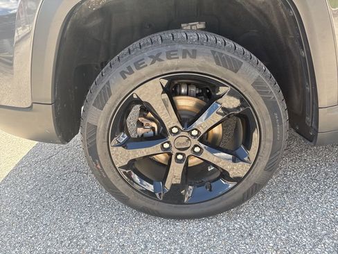 Certified 2023 Jeep Grand Cherokee Limited w/ Black Appearance Package image 16