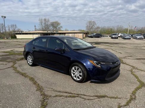Used 2025 Toyota Corolla LE FWD image 2