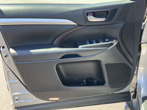 Used 2019 Toyota Highlander XLE AWD/4WD image 14