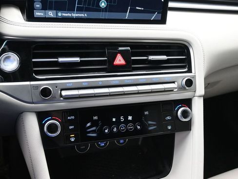 Used 2025 Genesis G70 2.5T image 19