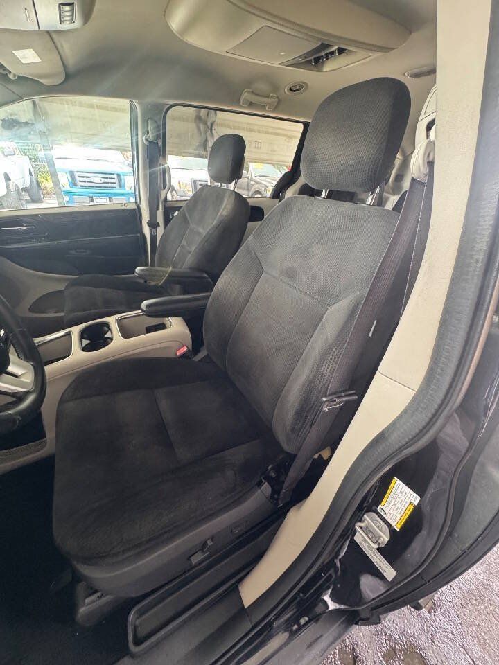 Used 2016 Dodge Grand Caravan SXT w/ Rear Park Assist Package FWD image 15