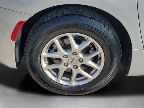 Used 2024 Chrysler Pacifica Touring-L image 5