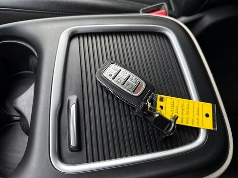 Used 2024 Chrysler Pacifica Touring-L image 19