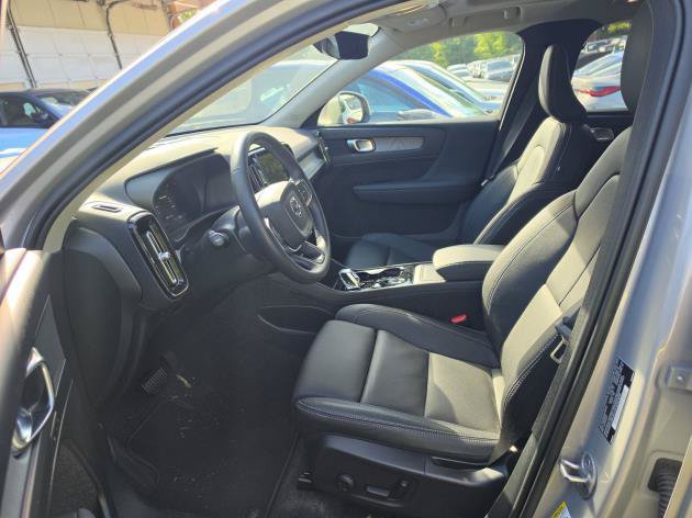 Used 2025 Volvo XC40 B5 Plus AWD/4WD image 5
