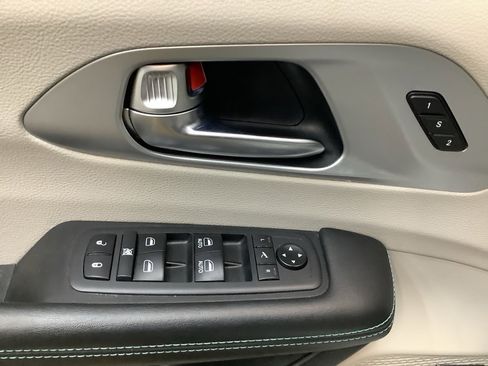 Used 2019 Chrysler Pacifica Limited image 14