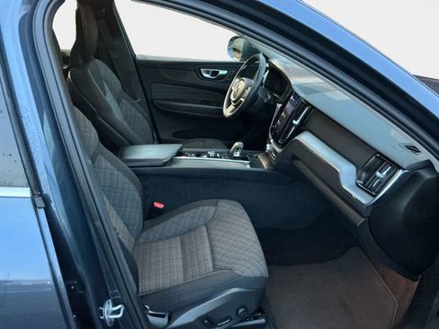 Used 2022 Volvo XC60 B5 Momentum image 16