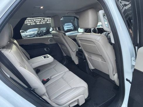 Used 2017 Land Rover Discovery SE image 30