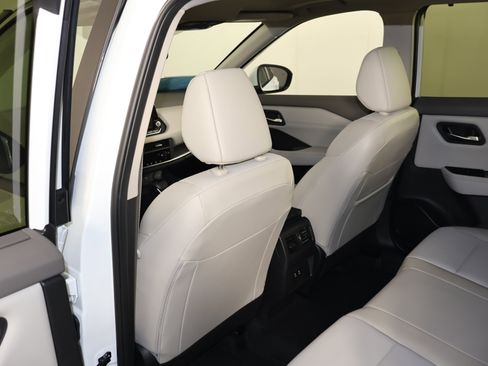 Used 2025 Nissan Rogue SV w/ SV Premium Package image 46