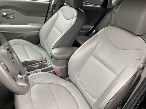 Used 2018 Kia Soul EV + w/ Sun & Fun Package image 31